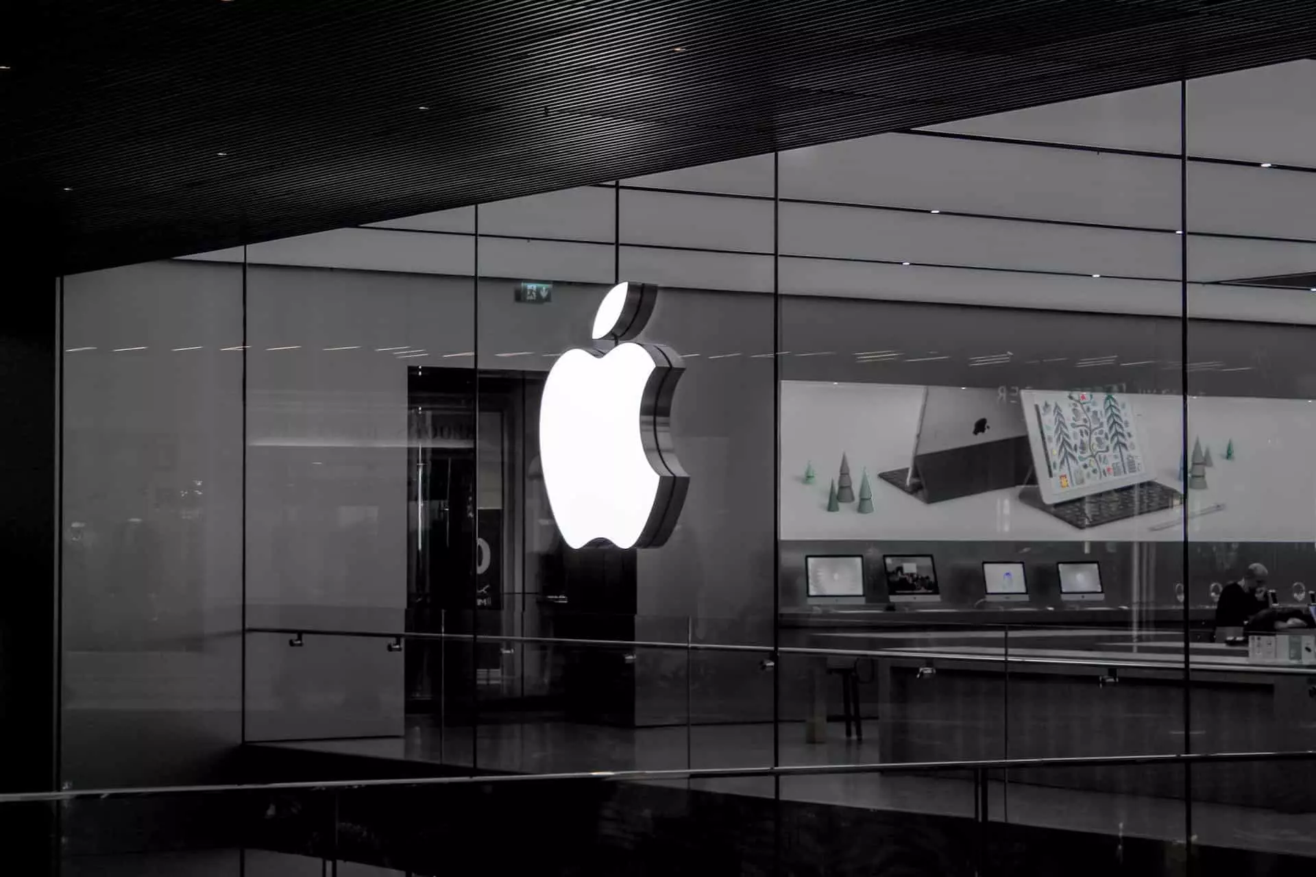 AR’s Next Conquest: The Apple Store